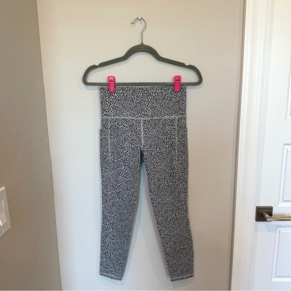 Athleta Micro Cheetah Print Salutation Stash Pocket II Textured 7/8 Leggings